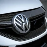 Carbonfolie auf VW-Emblem